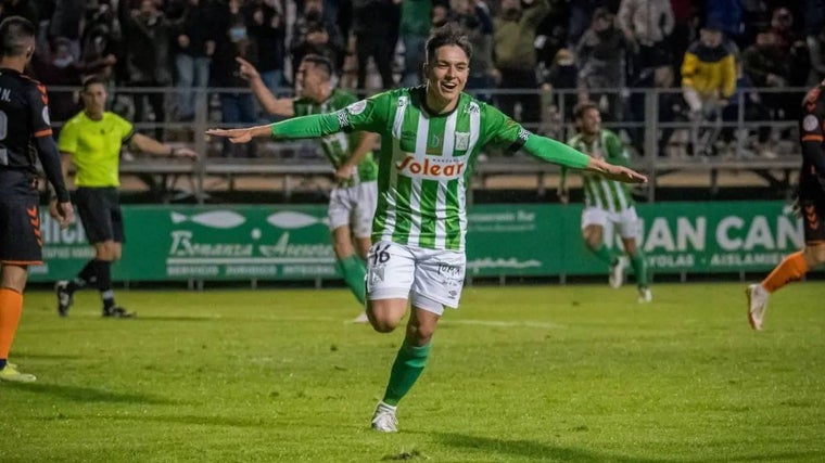 Miguelete celebrando un gol en su etapa en el Atlético Sanluqueño