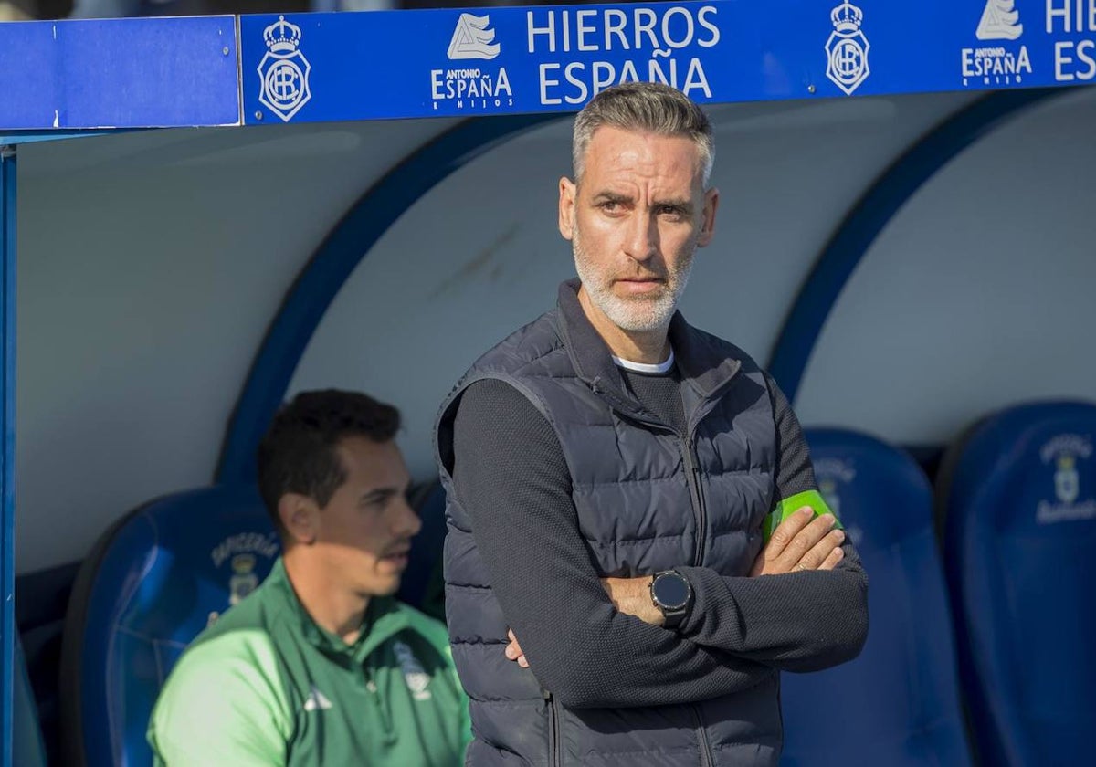 Abel Gómez, el técnico del Recreativo, observando el partido de esta mañana desde la banda