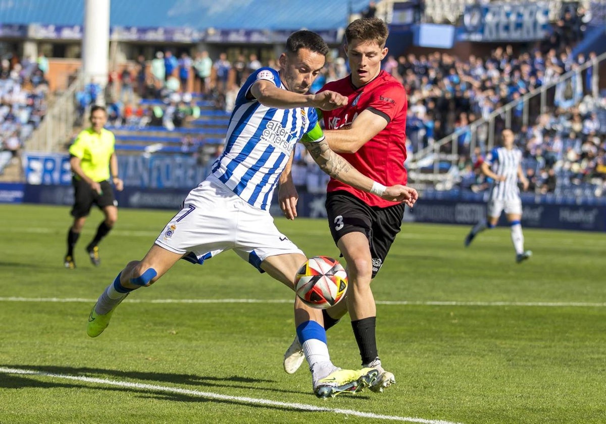 Iago Díaz presionado por un adversario en el Recreativo-Melilla disputado en el Nuevo Colombino