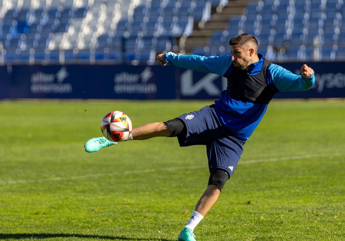 Antonio Domínguez chuta en un entrenamiento del Decano