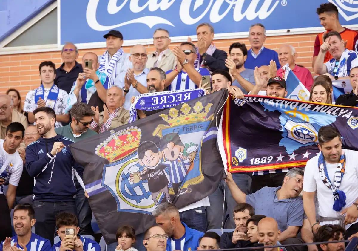 Aficionados del Recreativo en la grada en un partido en el Nuevo Colombino