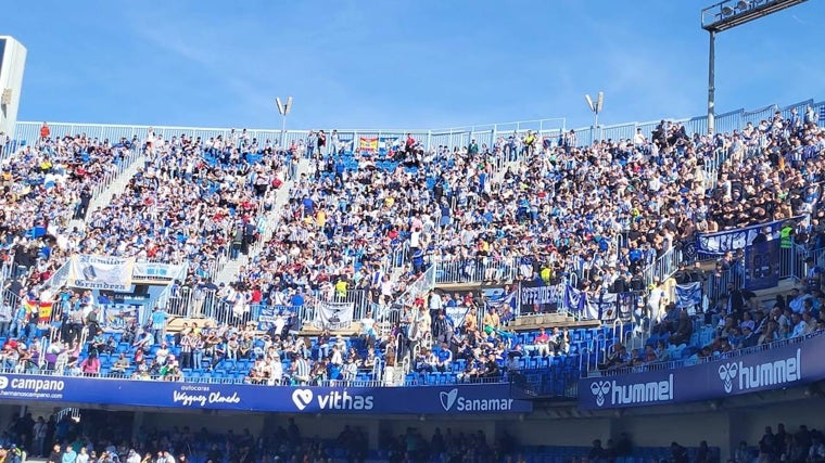 La afición albiazul en la grada visitante de La Rosaleda