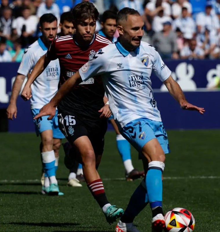 José Antonio de la Rosa durante la derrota del Decano en La Rosaleda