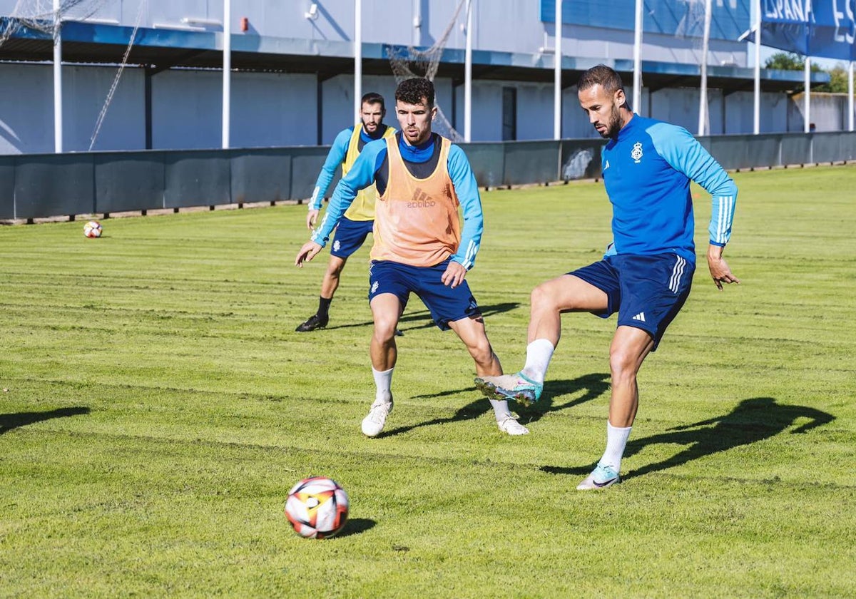 Alejandro Gálvez da un pase en un entrenamiento del Decano