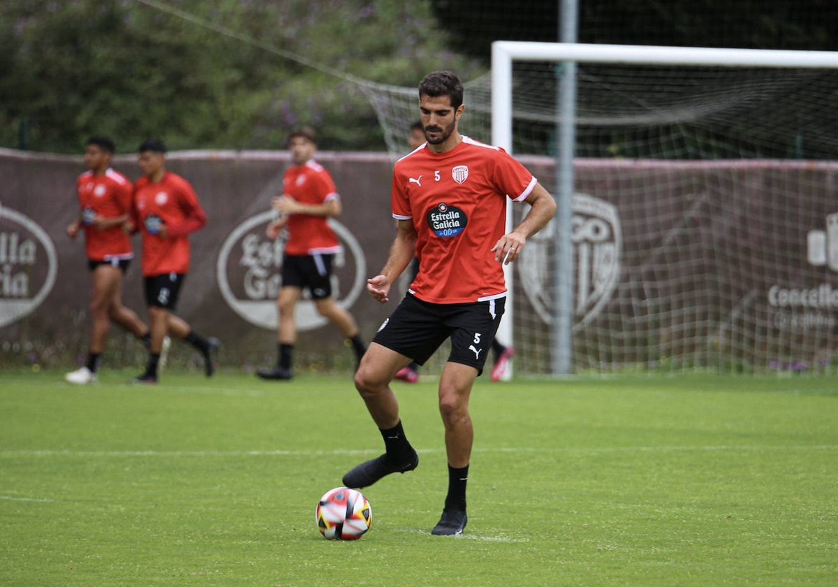Bernardo Cruz golpeando el balón en un entrenamiento con el Lugo