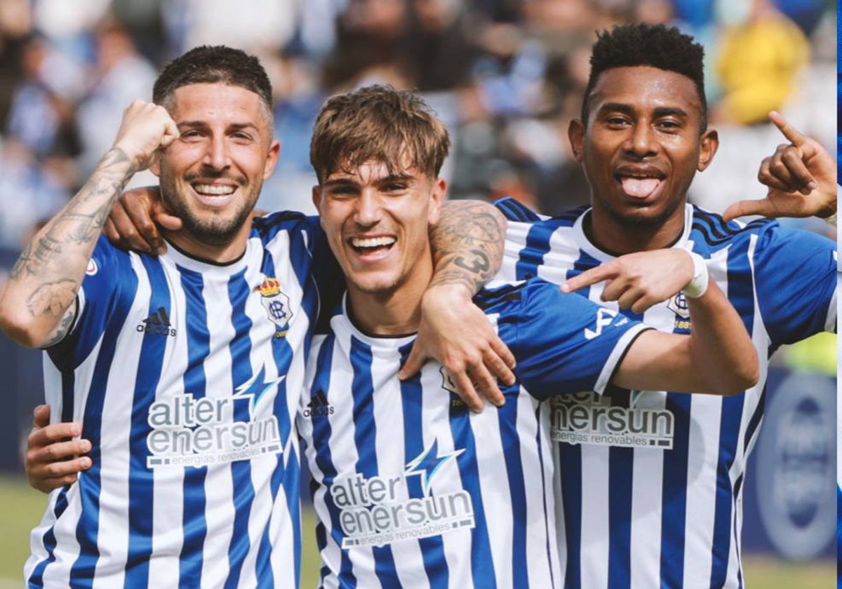 Antonio Domínguez, José Antonio De la Rosa y Josiel Núñez celebran el 2-1 ante el Ceuta