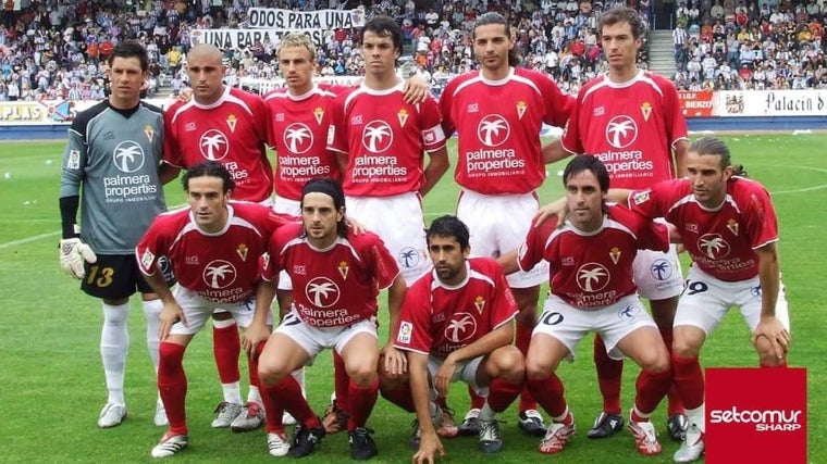 Abel Gómez, segundo por la derecha en la fila de abajo, en la temporada del ascenso a Primera División del Murcia