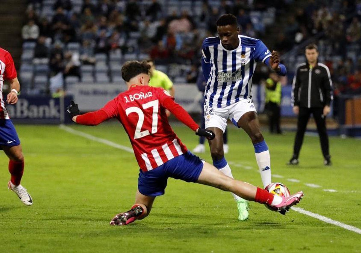 El jugador rojiblanco Boñar tapona al albiazul Rahim