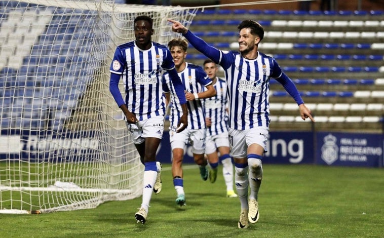 Imagen principal - Diferentes imágenes de la celebración del 1-0 por parte de los jugadores del Decano
