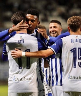Imagen secundaria 2 - Diferentes imágenes de la celebración del 1-0 por parte de los jugadores del Decano