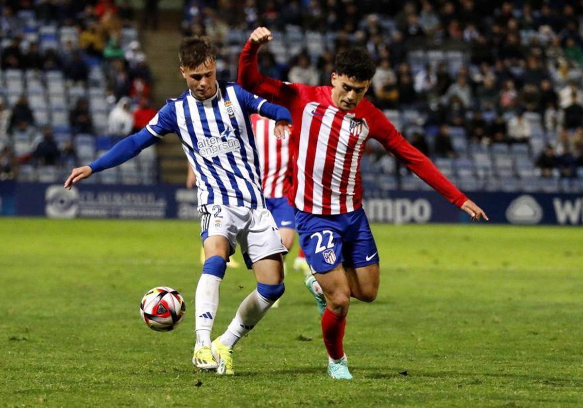 Sergio Díez pugna por el balón con el atlético Pablo Pérez