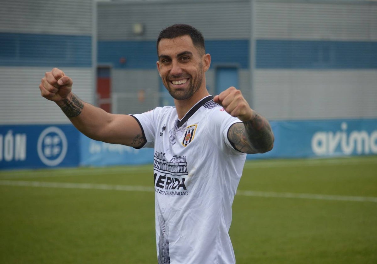 Manuel Bonaque celebrando un gol con la camiseta del Mérida