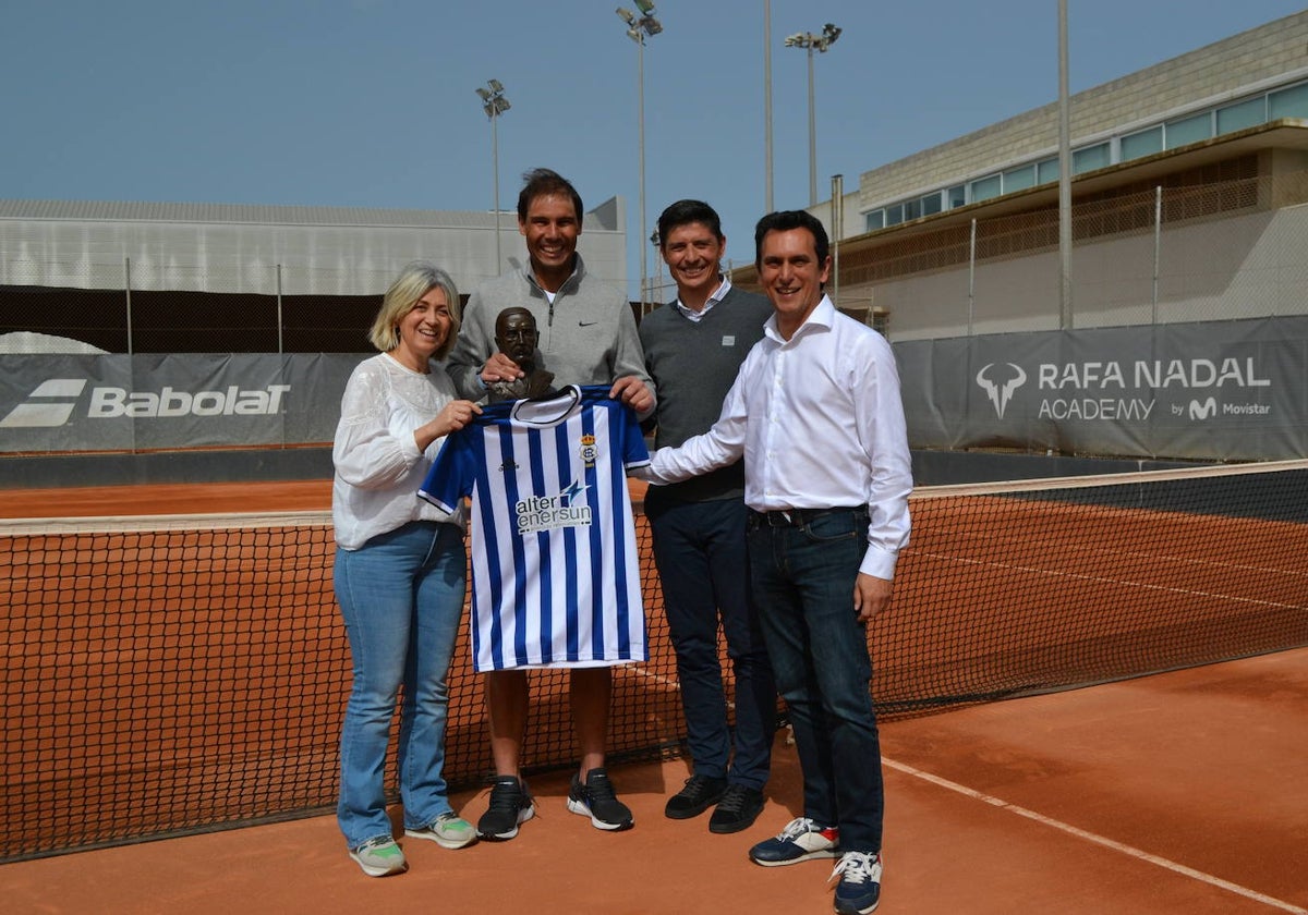 Rafa Nadal, con miembros del consejo de administración del Recreativo