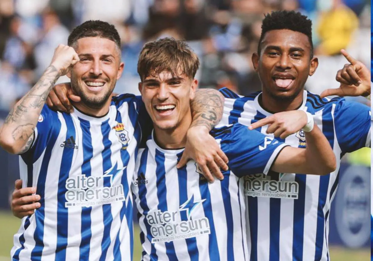 Antonio Domínguez, José Antonio de la Rosa y Josiel Núñez celebrando un gol al Ceuta