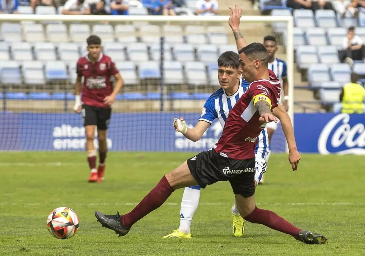 Miguelete ante Bonaque en el Recreativo-Mérida disputado en el estadio Nuevo Colombino