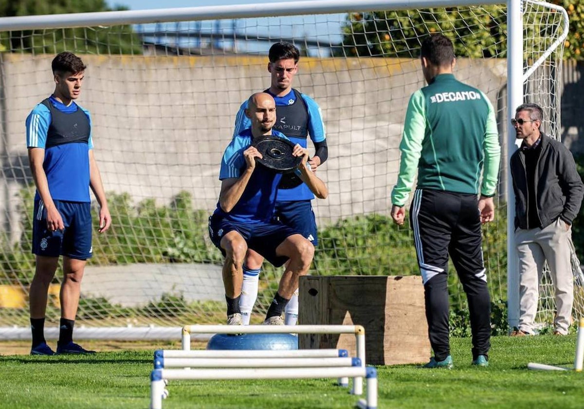 Gorka Iturraspe levantando una pesa en una sesión albiazul en la Ciudad Deportiva