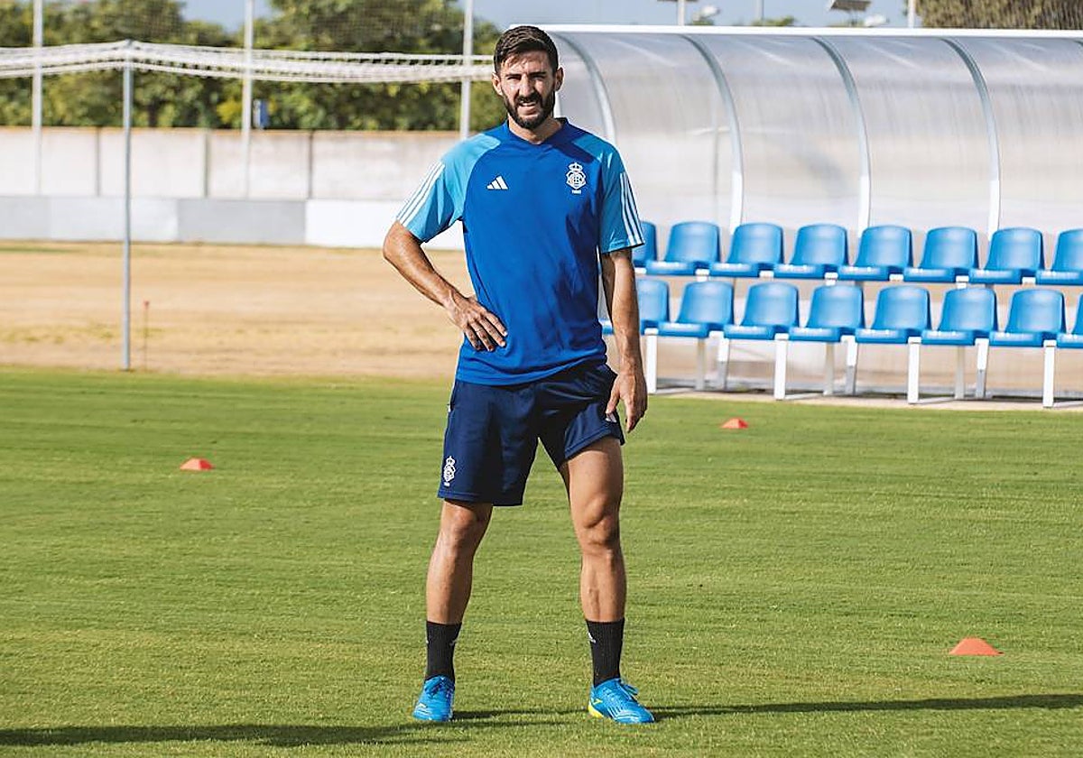 El central Raúl Navas durante un entrenamiento albiazul