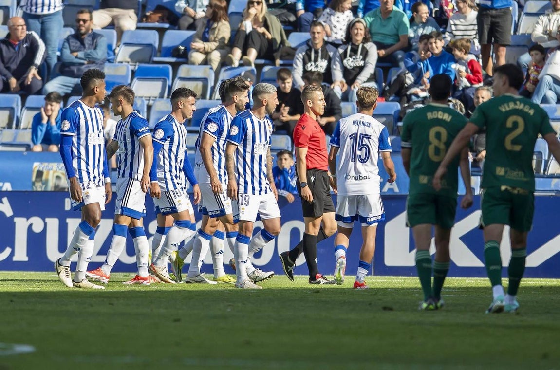 Galería de imágenes: del homenaje al Atlético Onubense a la indignación arbitral
