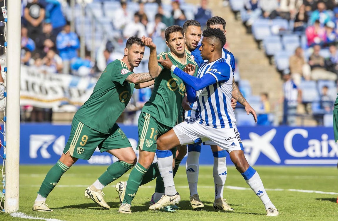 Galería de imágenes: del homenaje al Atlético Onubense a la indignación arbitral