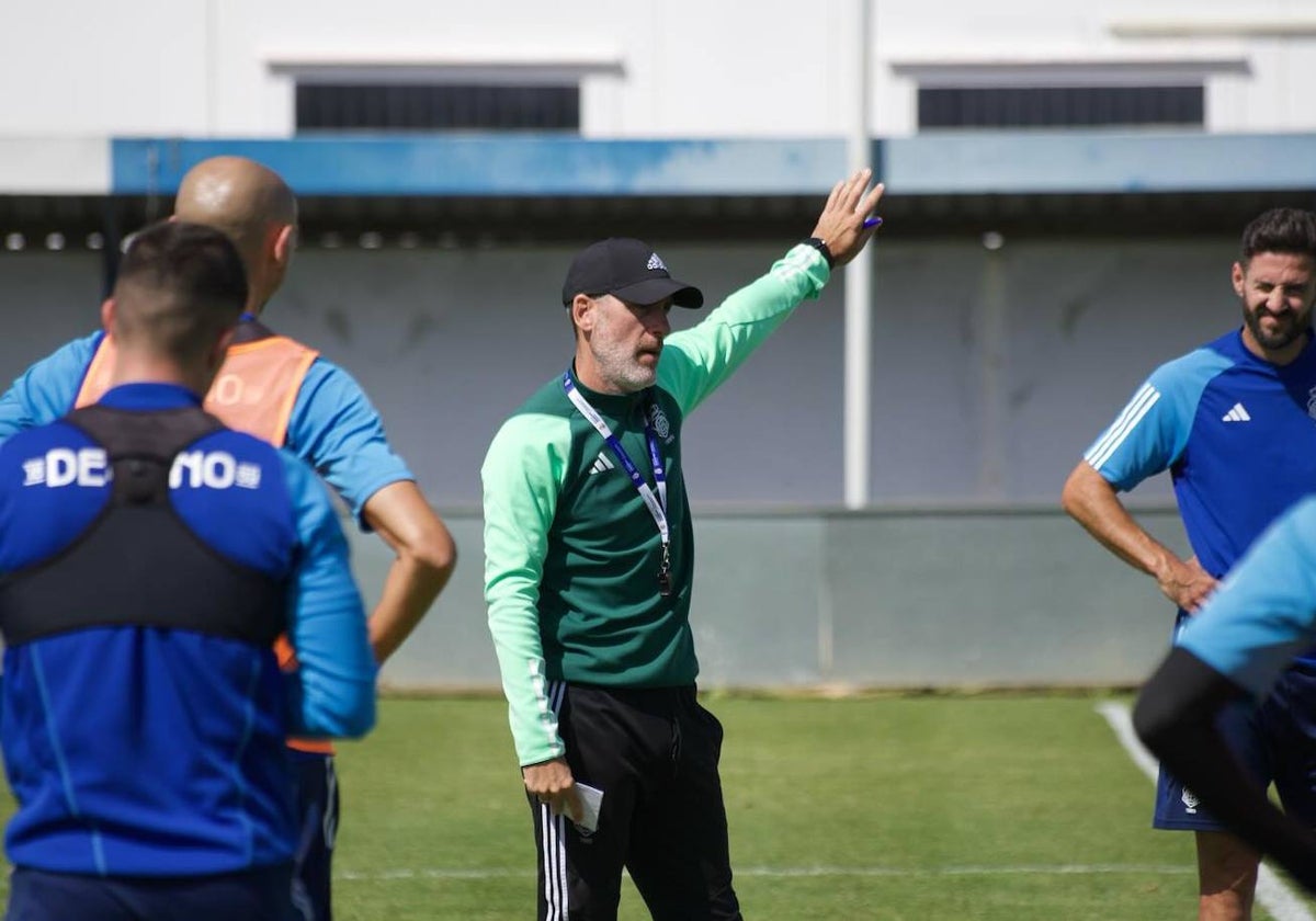 Abel Gómez dando instrucciones en un entrenamiento de esta semana