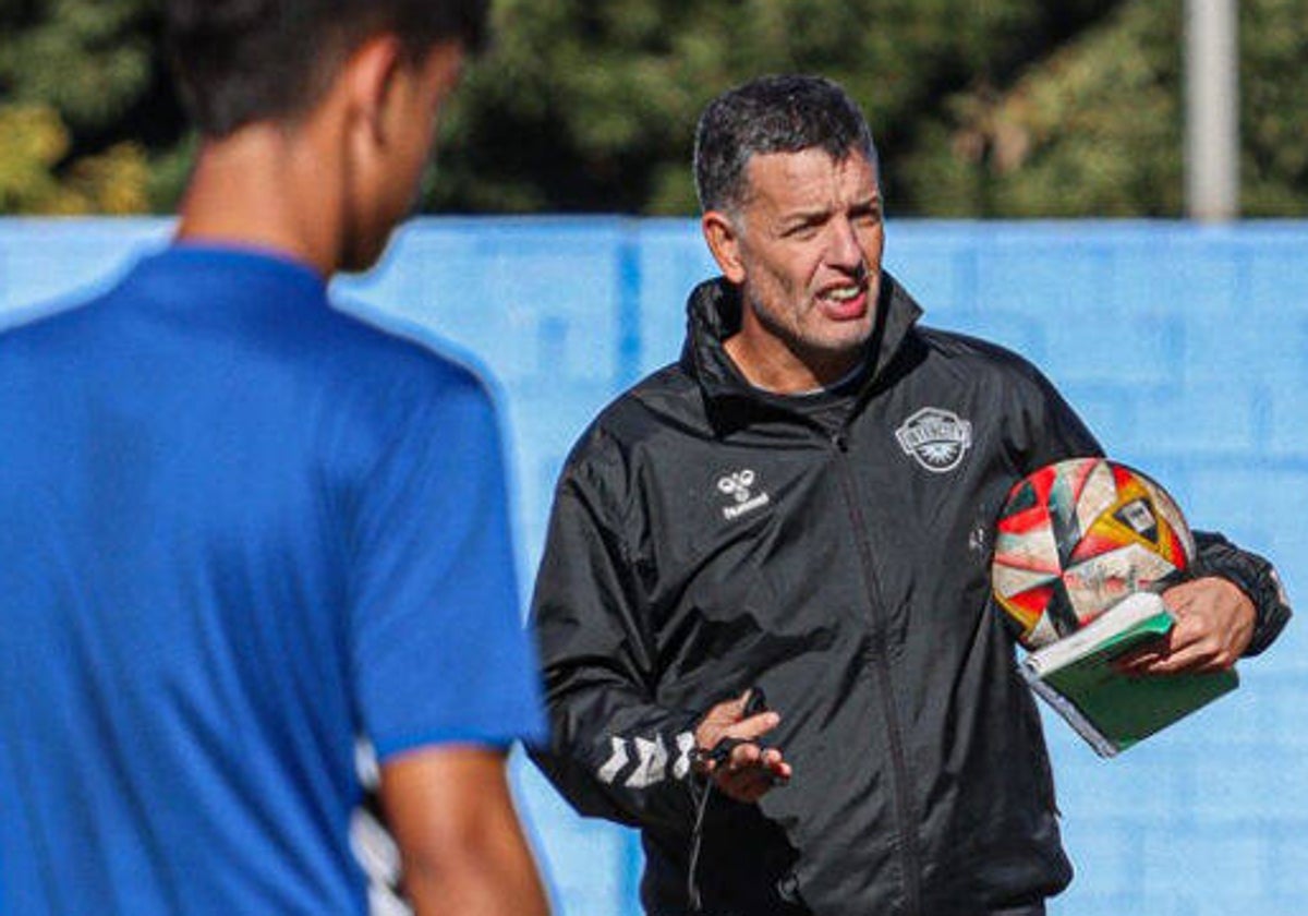 Héctor Sandroni en un entrenamiento de la plantilla del Intercity