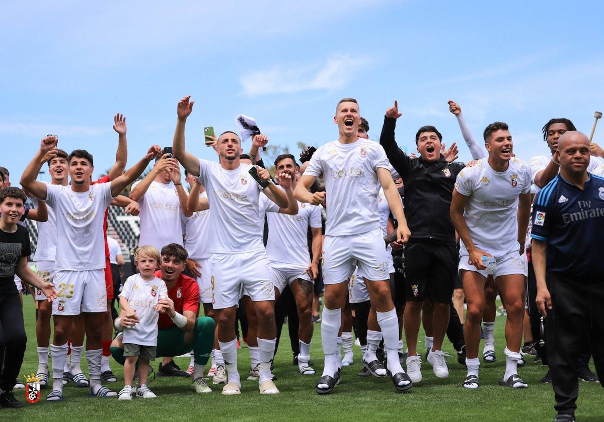 El Ceuta celebrando el domingo su triunfo por 2-0 ante el Antequera que le mantiene quinto en la tabla