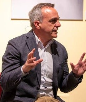 Imagen secundaria 2 - Isabelo Ramírez y Narciso Rojas durante la charla del Recreativo de Huelva y la Virgen del Rocío celebrada este martes por la noche