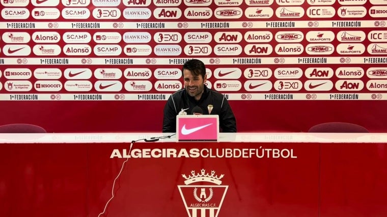 Lolo Escobar, entrenador del Algeciras, en una rueda de prensa