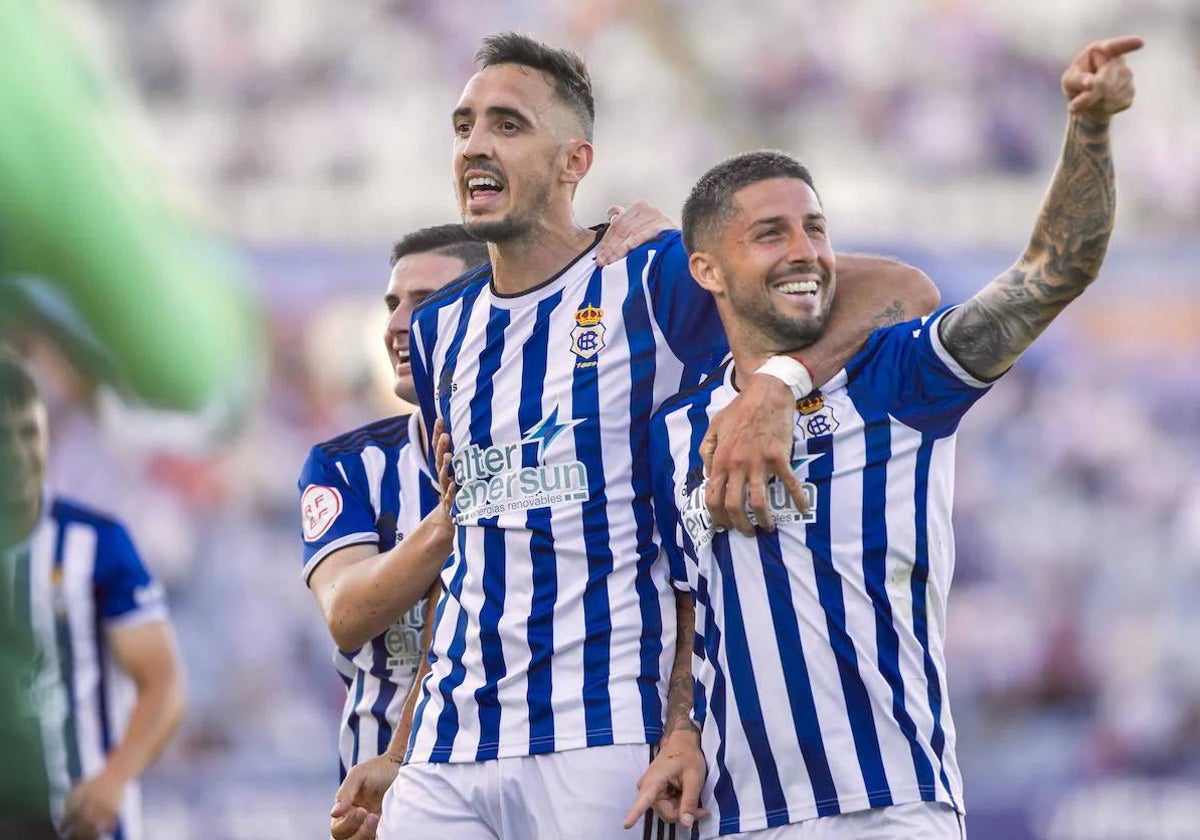 Pablo Caballero celebrando junto a Antonio Domínguez el gol que le marcó el sábado al Algeciras