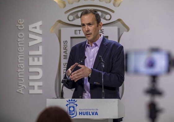 Paco Muñoz, concejal de Economía del Ayuntamiento de Huelva, avisa a Pablo Comas