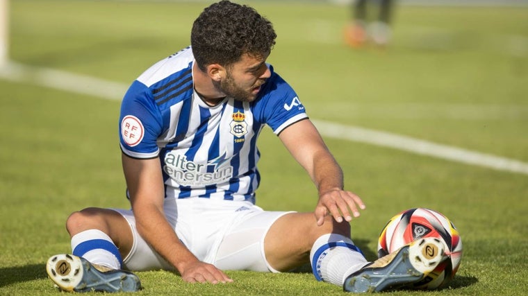 Luis Alcalde en el césped en el choque que cerró la liga el pasado sábado en el Nuevo Colombino