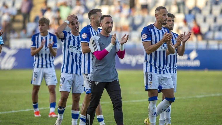 Varios jugadores de la plantilla recreativista despidiéndose de la afición tras la victoria por 1-0 ante el Ibiza