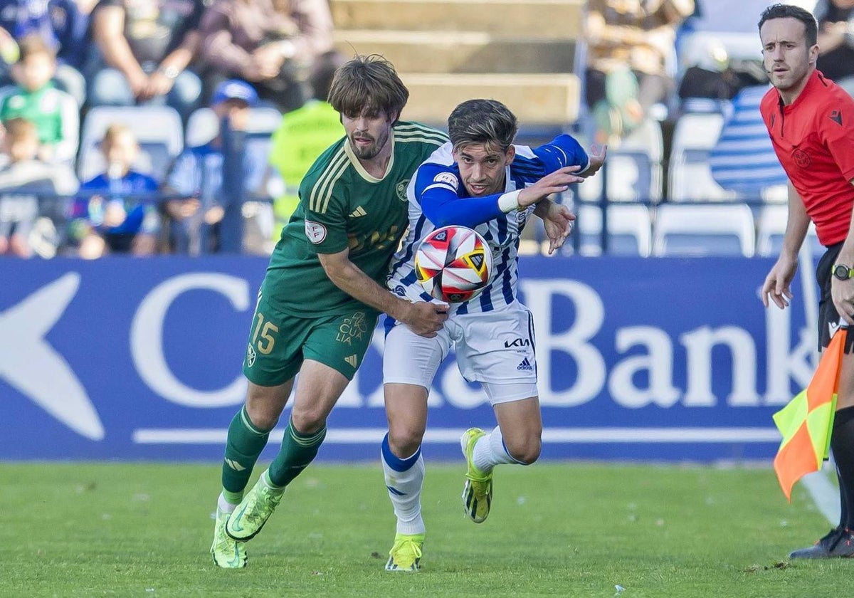 Alberto Trapero forcejeando con un adversario en un lance del Recreativo-Linares