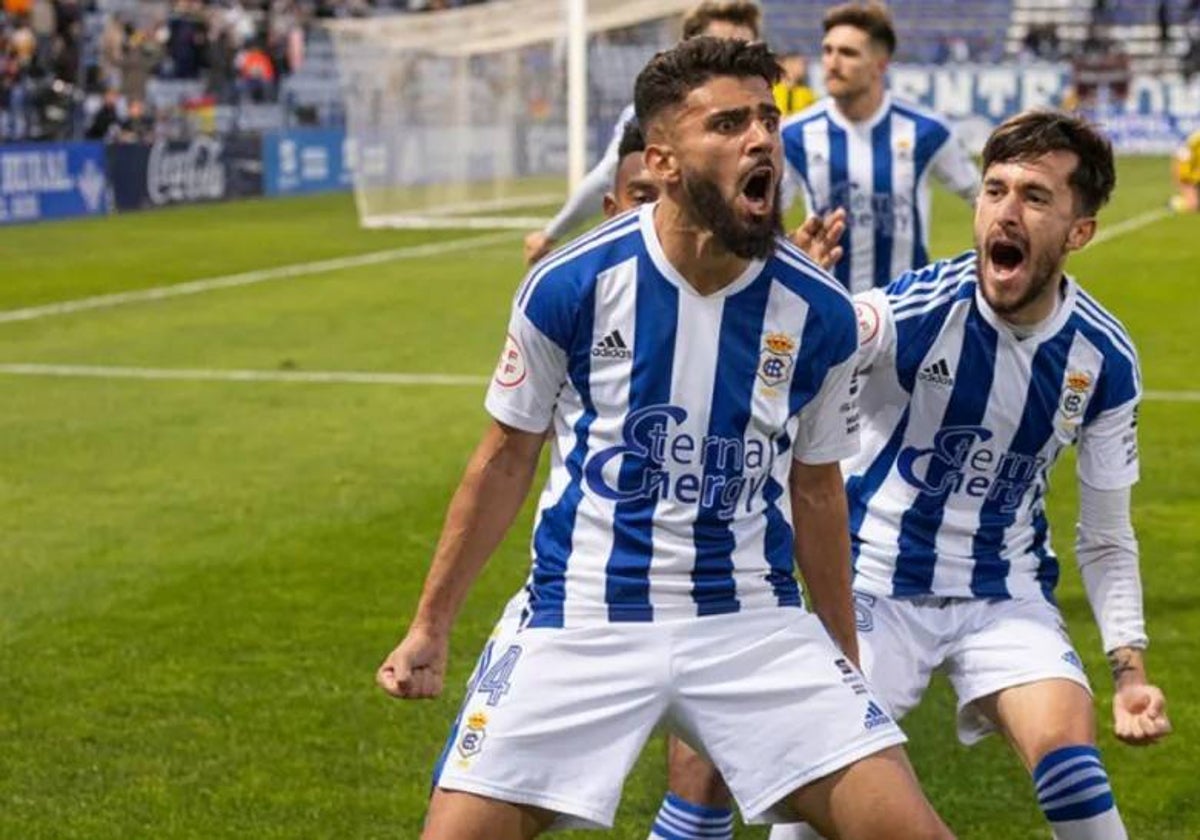 Manu Galán celebrando el tanto que le hizo la pasada temporada al San Roque de Lepe