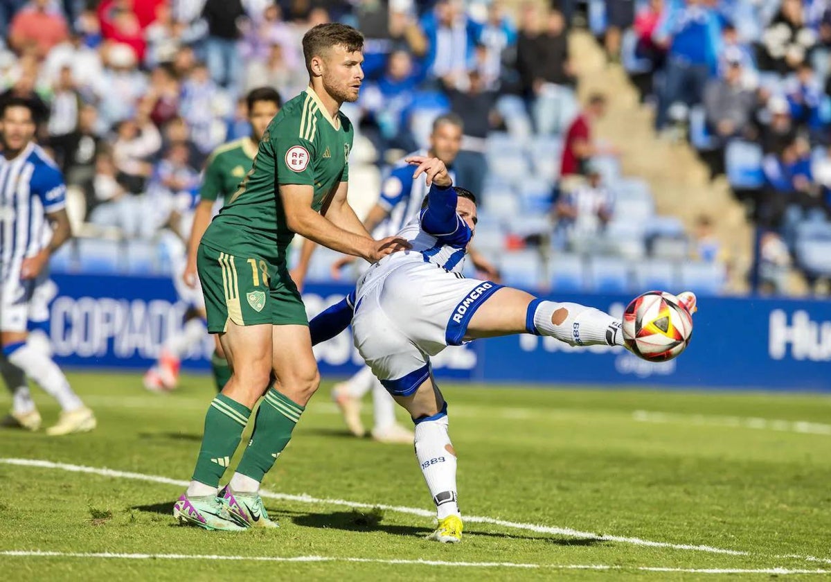 Dani Perejón defendiendo a David del Pozo en el Recreativo-Linares jugado en el Nuevo Colombino