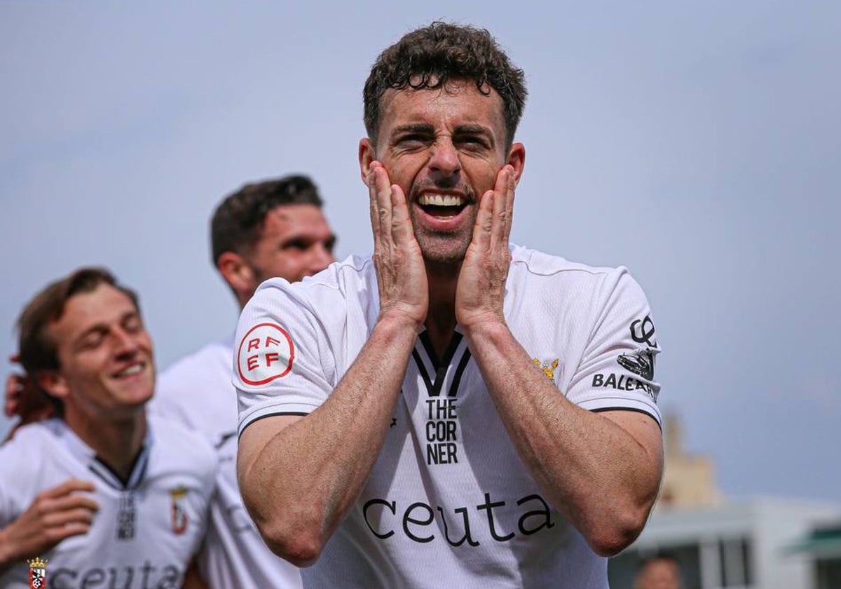 Rodri Ríos celebrando un gol con el Ceuta