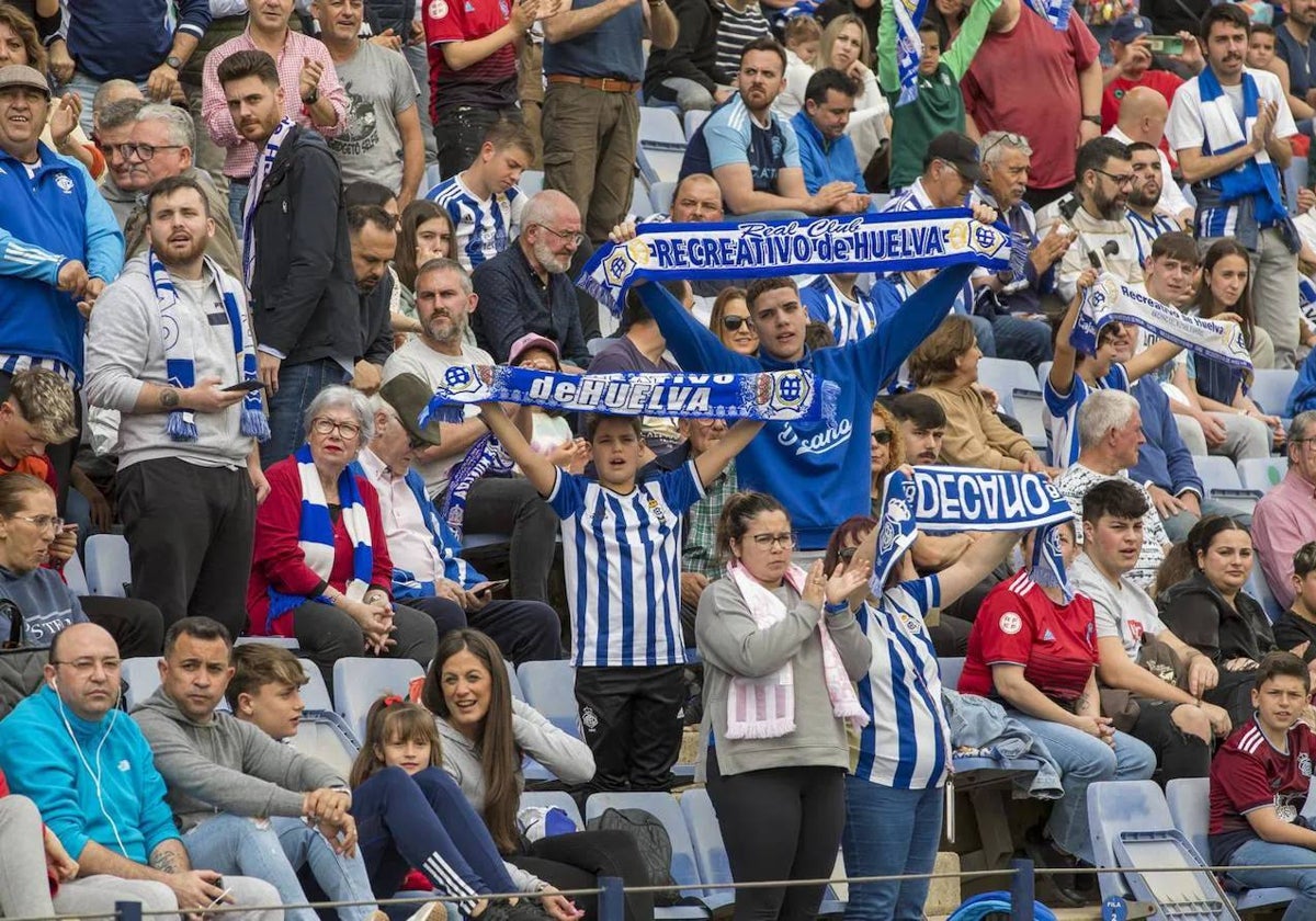 Aficionados del Recreativo en un partido disputado la pasada campaña en el Nuevo Colombino