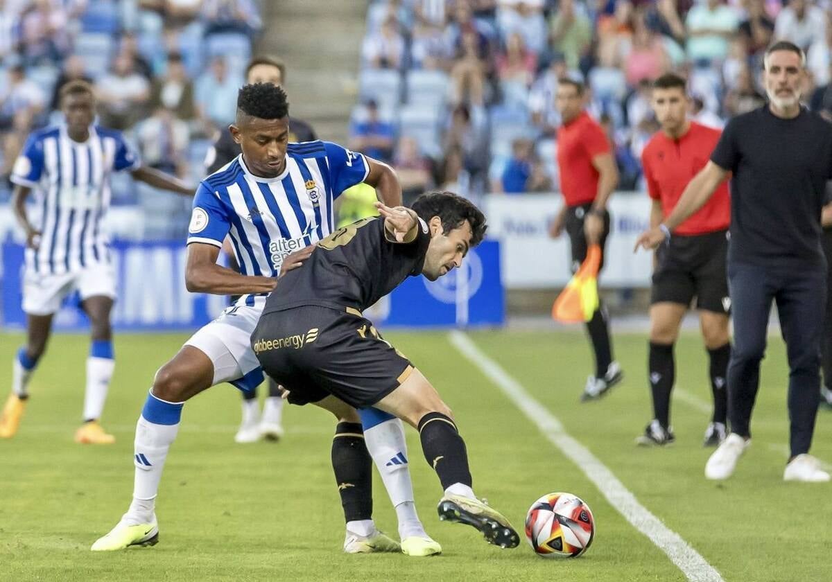 Josiel Núñez en un partido de la pasada temporada con el Recreativo en el Nuevo Colombino