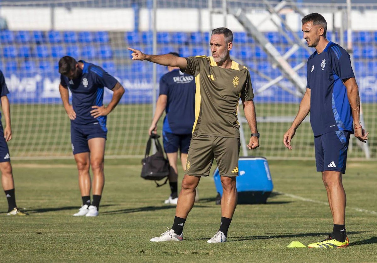 Abel Gómez junto a Pablo Caballero en el primer entrenamiento del Recreativo esta pretemporada