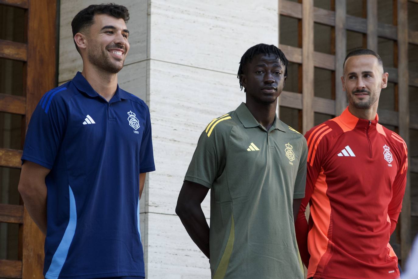 Presentación de las equipaciones: Así lucirá en los partidos y en los entrenamientos el Recreativo 2024/25