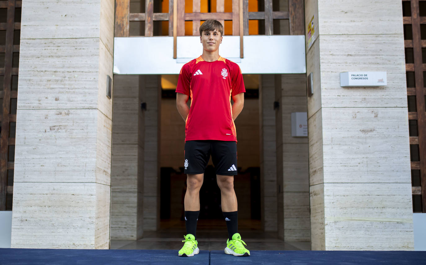 Presentación de las equipaciones: Así lucirá en los partidos y en los entrenamientos el Recreativo 2024/25