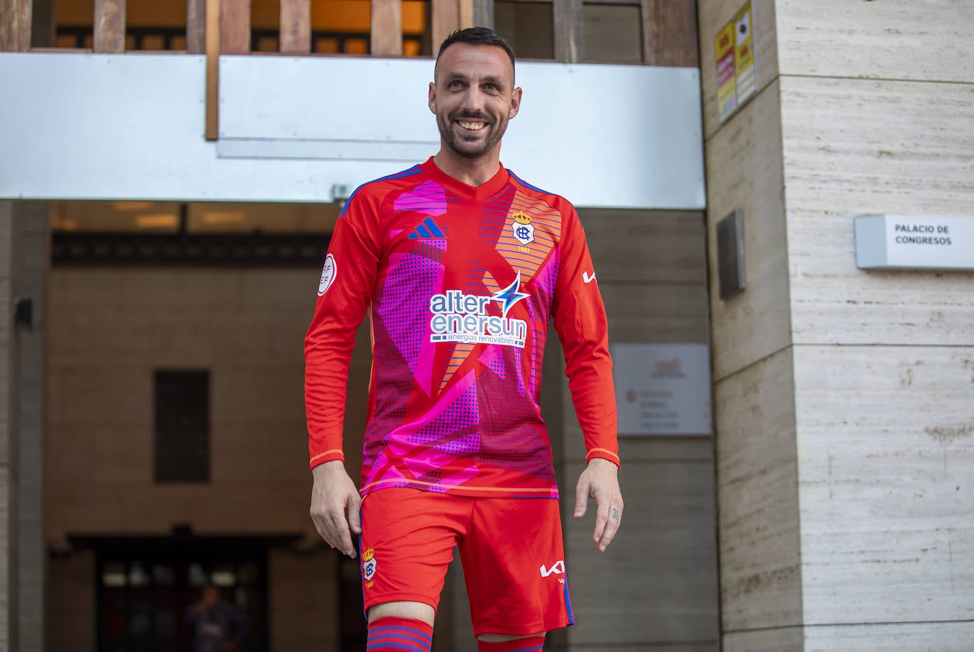 Presentación de las equipaciones: Así lucirá en los partidos y en los entrenamientos el Recreativo 2024/25