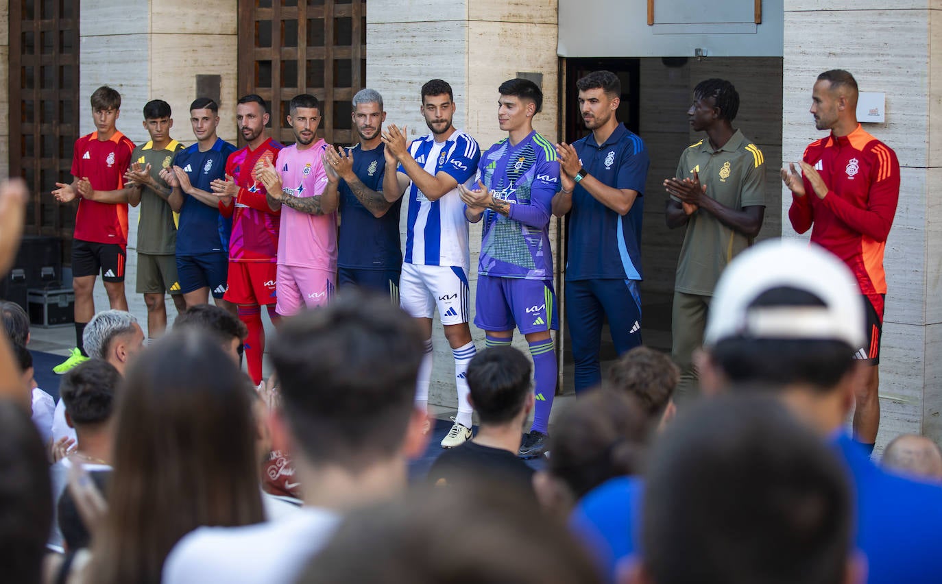 Presentación de las equipaciones: Así lucirá en los partidos y en los entrenamientos el Recreativo 2024/25