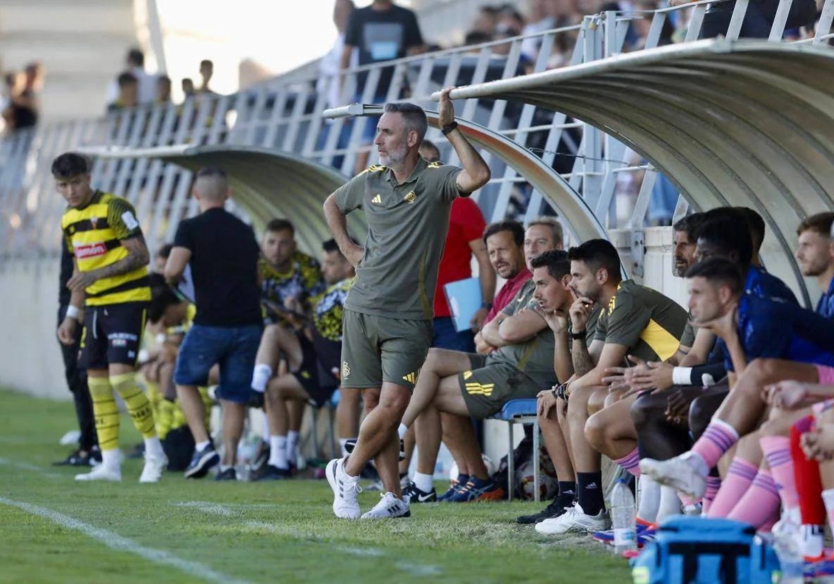 Abel Gómez en la banda durante el amistoso jugado por el Recreativo ante el San Roque en Lepe