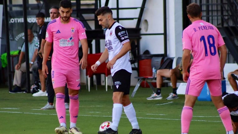 Un lance del Mérida-Recreativo disputado en el estadio Romano José Fouto