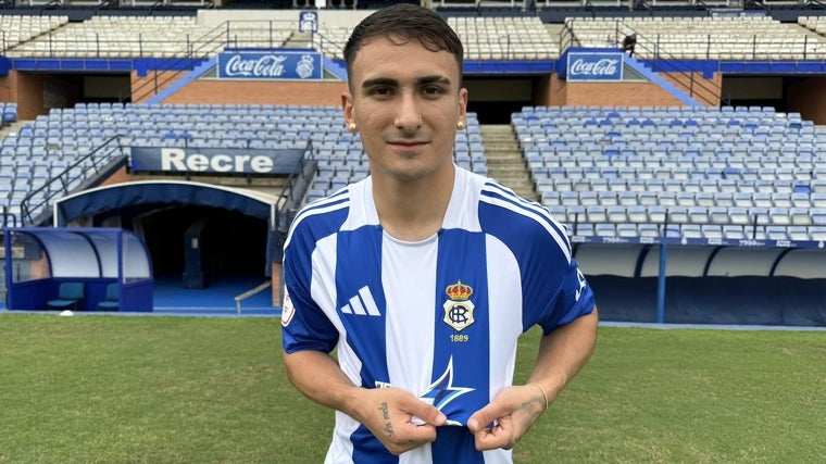 Juan Cerrudo tras su presentación de esta mañana como nuevo futbolista del Decano