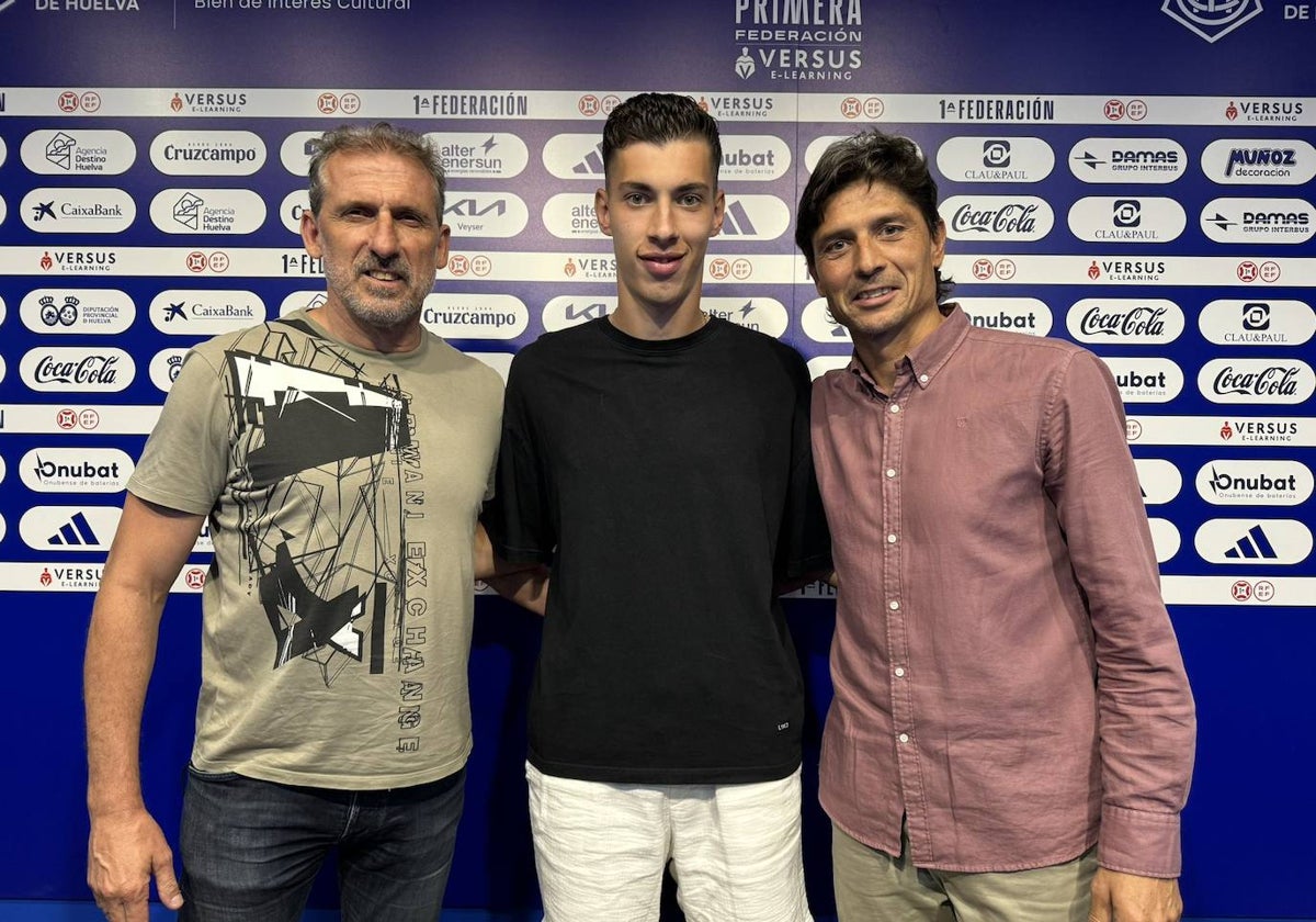 Sergi Armero entre Óscar Arias y Jesús Vázquez antes de su presentación oficial