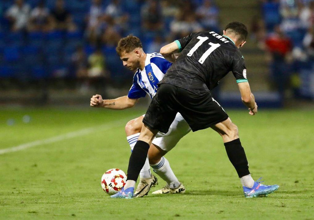 Dani Perejón presionado por Ferni durante el Recreativo-Alcoyano del sábado en el Colombino