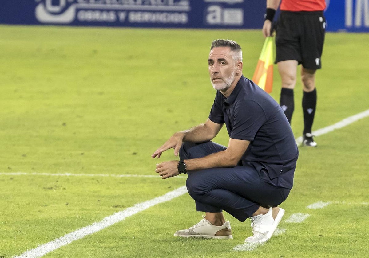 Abel Gómez, entrenador del Recre, en la banda del Nuevo Colombino en un partido