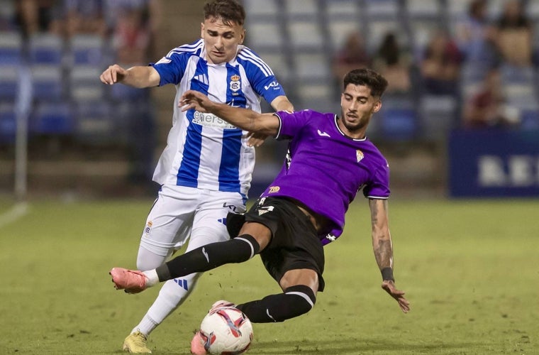 Juan Cerrudo ante Calderón durante el Recreativo-Córdoba del Trofeo Colombino